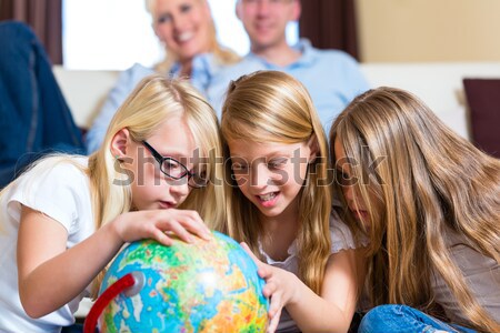 Moeder uitleggen wereld kinderen familie Stockfoto © Kzenon