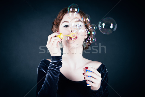 Mulher jovem bolhas de sabão menina escuro mulher Foto stock © Kzenon