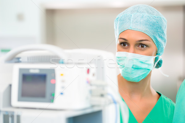 Imagine de stoc: Medic · asistentă · camera · de · operare · inimă · monitoriza · chirurg