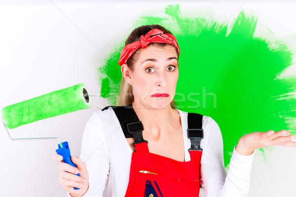 Mulher melhoramento da casa pintura dar para cima parede Foto stock © Kzenon