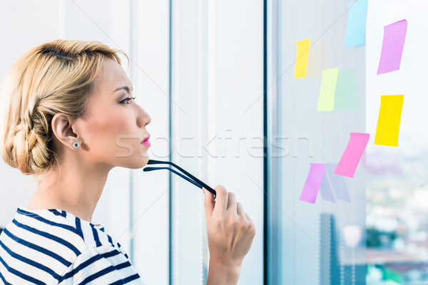 Chino mujer de negocios planificación adhesivo pegatinas Foto stock © Kzenon
