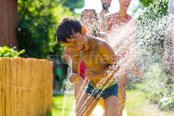 Familie Kühlung nach unten Sprinkler Garten Wasser Stock foto © Kzenon