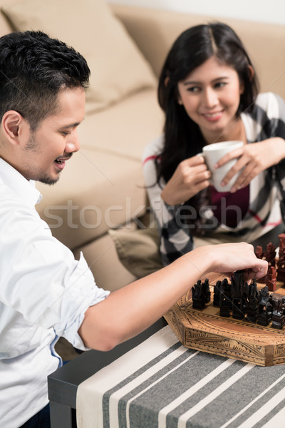 Indonesio Pareja jugando ajedrez casa hombre Foto stock © Kzenon