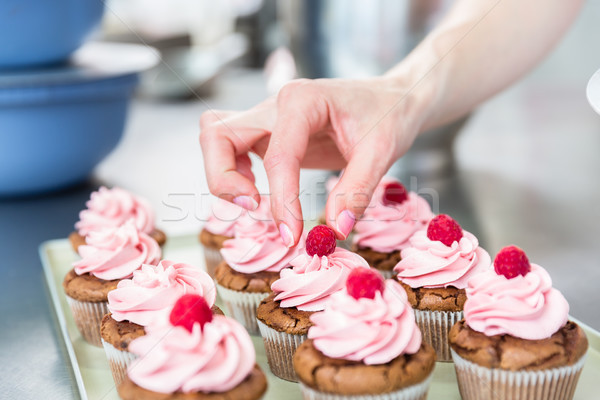 Nők sütemény pékség dolgozik muffinok bogyók Stock fotó © Kzenon