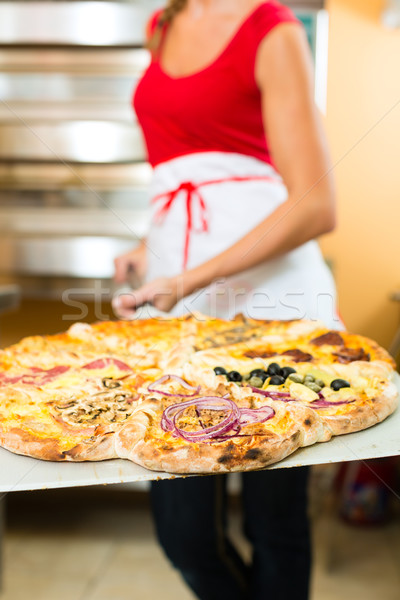 Vrouw voortvarend afgewerkt pizza oven schop Stockfoto © Kzenon