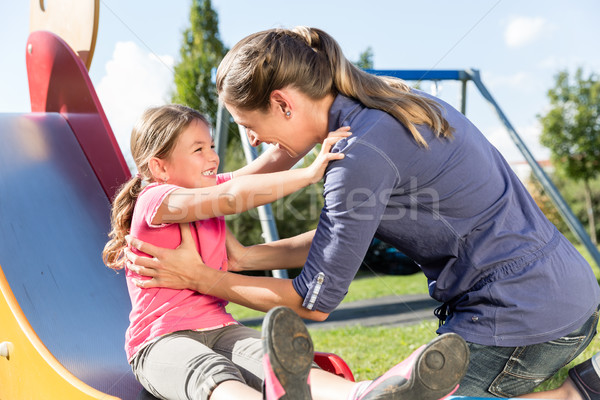 Foto stock: Mulher · little · girl · para · baixo · deslizar · recreio · família