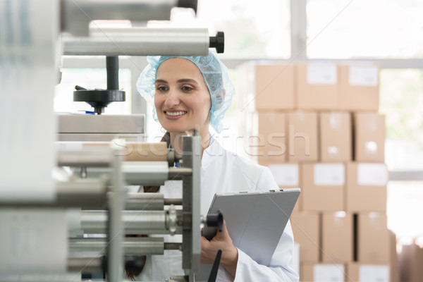 Fabrico supervisor olhando preocupado controle de qualidade feminino Foto stock © Kzenon