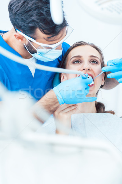 Gyönyörű fiatal nő felfelé néz nyugodt fogászati eljárás Stock fotó © Kzenon