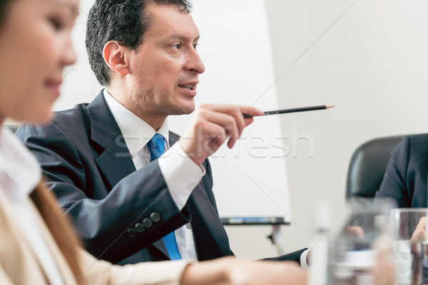 Experte Geschäftsmann Teilung Ansicht Sitzung Seitenansicht Stock foto © Kzenon