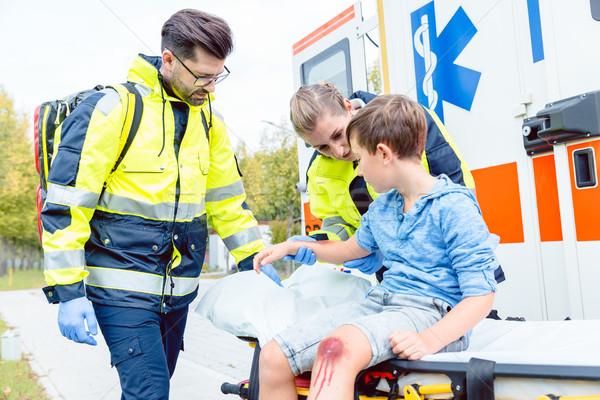 Caz de urgenţă medici accident victima băiat Imagine de stoc © Kzenon