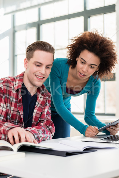 Foto stock: Dos · jóvenes · estudiantes · Internet · línea · útil