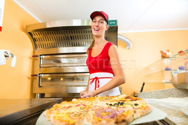 Foto stock: Mujer · empujando · acabado · pizza · horno · pala