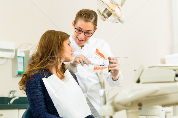 Dentista cepillo de dientes paciente cirugía femenino médico Foto stock © Kzenon