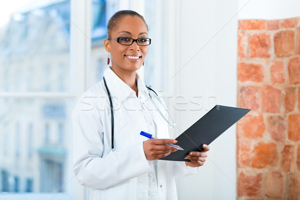 Portret tineri femeie medic clinică negru Imagine de stoc © Kzenon