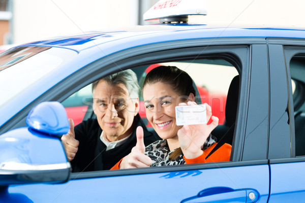 Jonge vrouw rijden les school auto Stockfoto © Kzenon