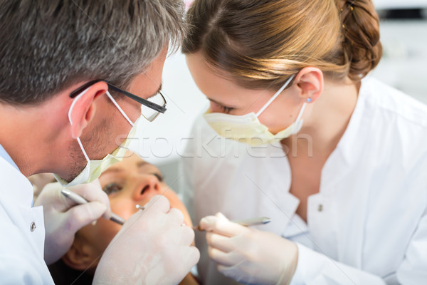 Paciente dentista dentales tratamiento femenino ayudante Foto stock © Kzenon
