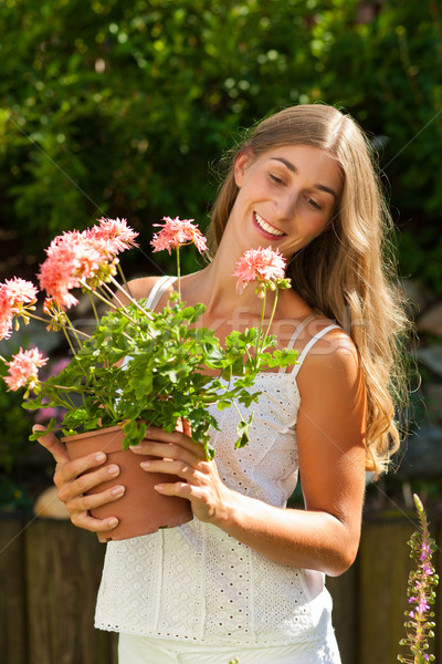 Jardín verano feliz mujer flores jardinería Foto stock © Kzenon