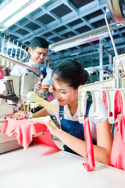 Indonésio asiático têxtil fábrica trabalhador de costura Foto stock © Kzenon