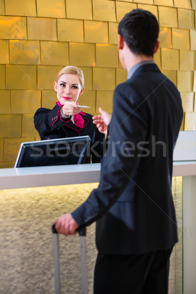 Stockfoto: Hotel · receptionist · controleren · man · sleutel · kaart
