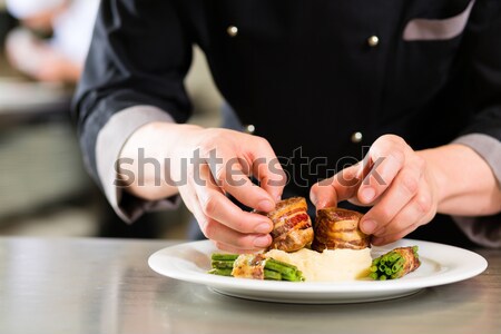 Küchenchef Essen vorbereitet Gericht Schweinefleisch Stock foto © Kzenon