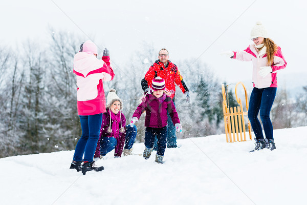 Familie Kinder Schneeball Kampf Winter Stock foto © Kzenon