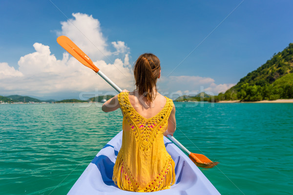 Jonge vrouw kano vakantie eiland achteraanzicht zee Stockfoto © Kzenon