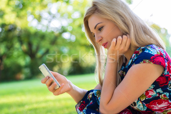 Stok fotoğraf: Kadın · park · çevrimiçi · kalma · telefon