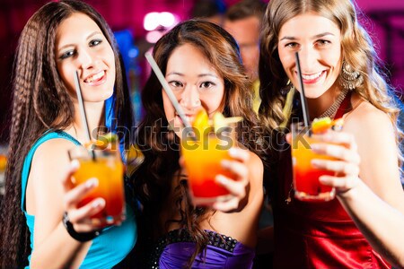 Betrunken Frauen Cocktails Club Freunde beobachten Stock foto © Kzenon