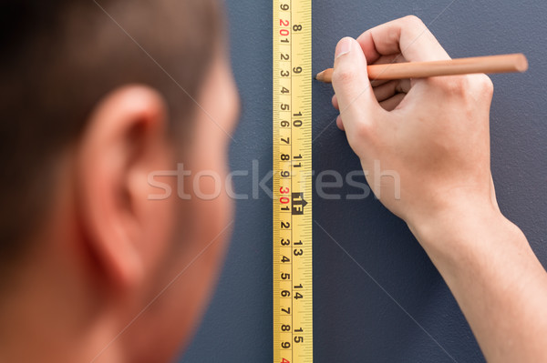 Junger Mann Maßband jungen Handwerker Bleistift Mann Stock foto © Kzenon