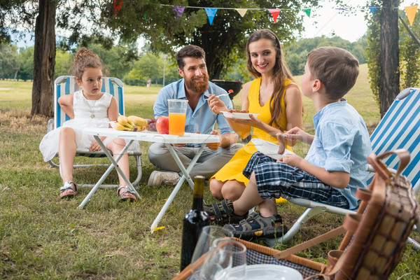 [[stock_photo]]: Dévoué · parents · deux · enfants · écouter · fils