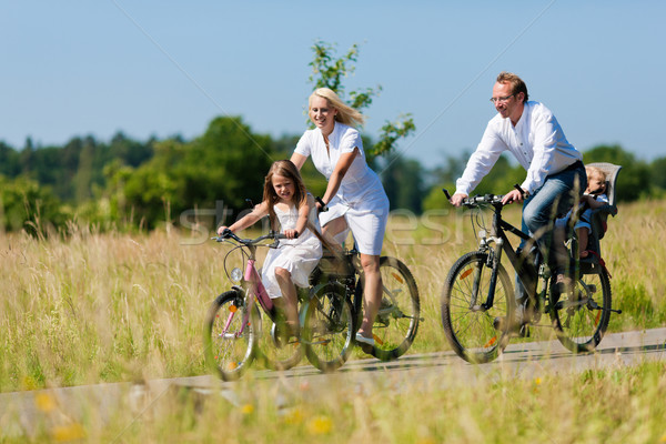 Familie Radfahren Freien Sommer Kind Stock foto © Kzenon