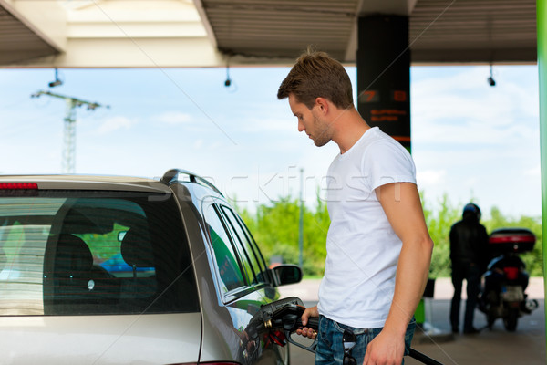 Auto Tankstelle Mann halten tippen Hände Stock foto © Kzenon