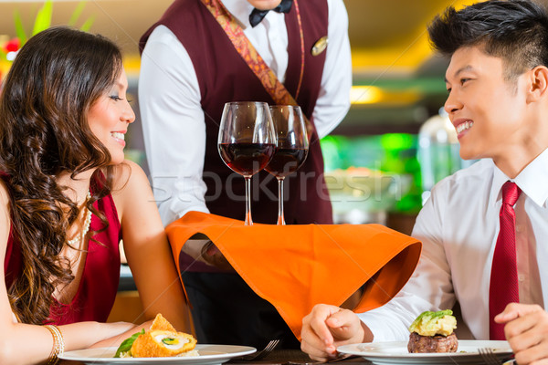 Foto stock: Camarero · chino · Pareja · vino · restaurante