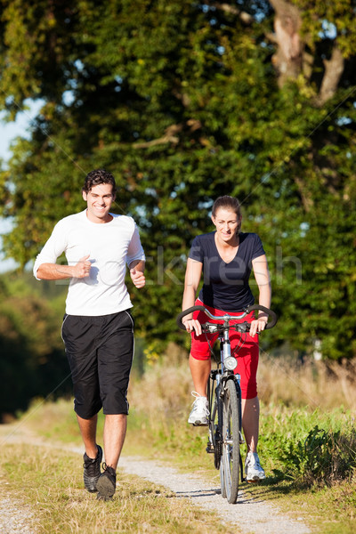 Foto stock: Jóvenes · deporte · Pareja · correr · ciclismo · fitness