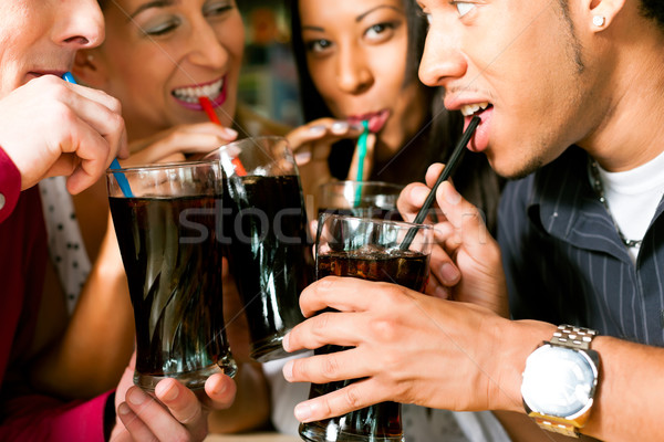 Barátok iszik üdítő bár négy színes Stock fotó © Kzenon