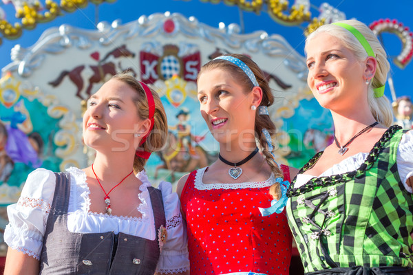 Foto stock: Amigos · justo · junto · traje · mujeres