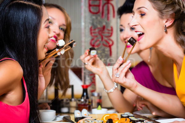 Foto stock: Jovens · alimentação · sushi · asiático · restaurante · mulher