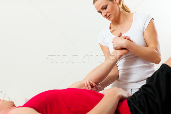 Patiënt fysiotherapie fysiotherapie man sport sport Stockfoto © Kzenon