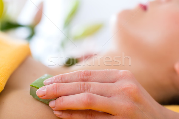 Foto stock: Bienestar · mujer · aloe · aplicación · cabeza · cara