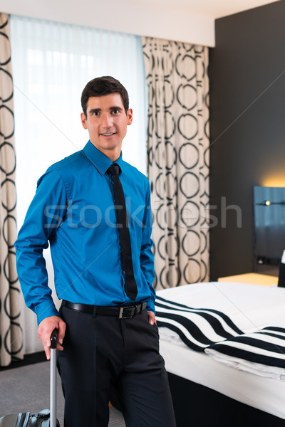 Férfi érkezés hotelszoba terv hotel dolgozik Stock fotó © Kzenon