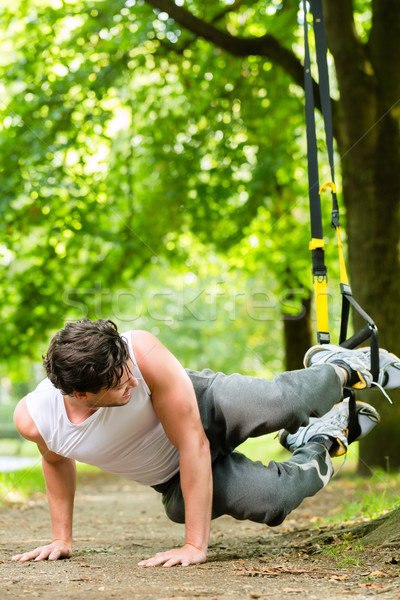 [[stock_photo]]: Homme · ville · parc · suspension · entraîneur · sport