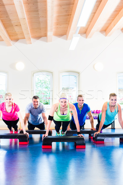 Stock foto: Krafttraining · Fitnessstudio · Liegestütze · Frau · Mann · Sport