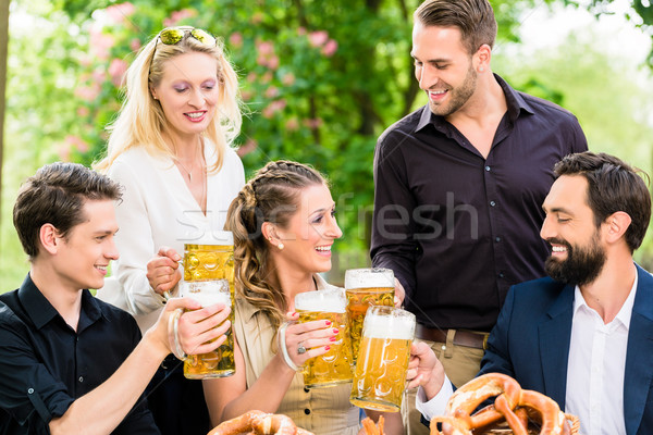 Foto stock: Amigos · colegas · cerveza · jardín · trabajo