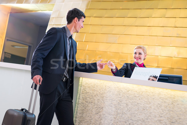 Hotel recepţioner verifica om cheie card Imagine de stoc © Kzenon