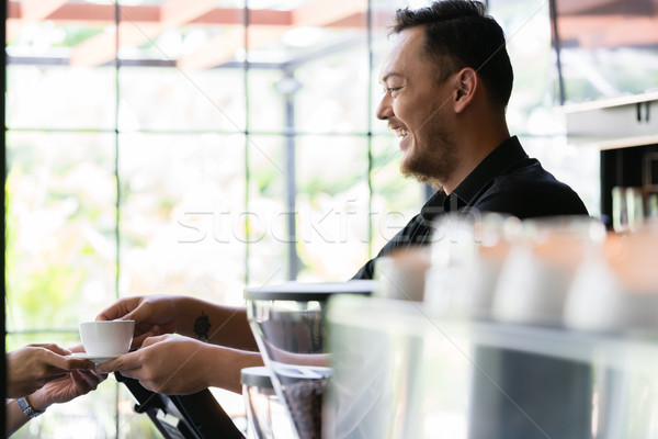 Freundlich Barkeeper Servieren kurzfristig Espresso Kunden Stock foto © Kzenon