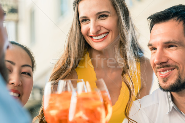 Schöne Frau Toasten erfrischend trinken alkoholisches Getränk Stock foto © Kzenon