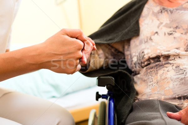 Jóvenes enfermera femenino altos asilo de ancianos vieja Foto stock © Kzenon