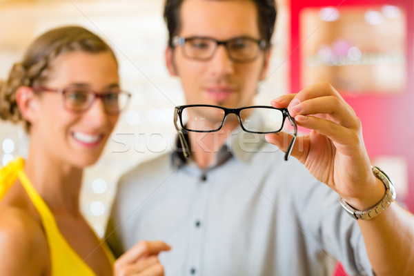 Fiatal pér optikus szemüveg bolt néz üzlet Stock fotó © Kzenon