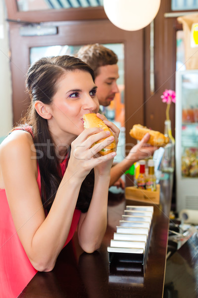 Vásárlók eszik hotdog gyorsételek falatozó bár Stock fotó © Kzenon