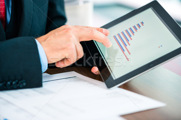 Business Geschäftsmann arbeiten Tablet-Computer Bankier Manager Stock foto © Kzenon